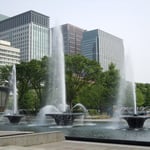 皇居外苑にある噴水です。東京は都心に緑があふれていました。　　　　　　　　　　　　　　　・噴水や皇居外苑ひろびろと(和良)