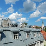 世界遺産になっているタリンの旧市街地の町並です。　　　　　　　　　　・真青なる空より夕立来るタリン（和良）