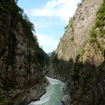 十日町市にある清津峡のパノラマステーションからの眺望です。　　　　　・峡谷の空は三角鰯雲(和良)