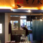 高松駅の駅前ビルの饂飩屋では開店とともに満席になりました。　   　 　・食の秋かな饂飩屋の満席に(和良)