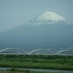 東海道新幹線の車中から富士が見えました。とても大きかったです。  ・万緑の中に白富士どかとあり（和良）