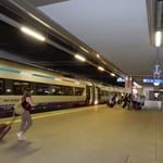 ポーランド第二の都市クラクフに着きました。大きな駅でした。　　　　　・夏の旅その地で買ひしTシャツで（和良）