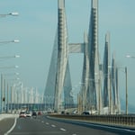 岡山県側から渡る瀬戸大橋は五月の青空に聳え立っていました。　　　・海渡る橋に五月の空晴れて(和良)