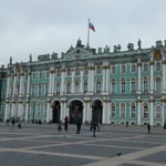 宮殿広場から見たエルミタージュ美術館の裏にネヴァ川があります。　　　・川よりの風の涼しき美術館（和良）