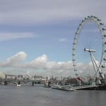 ロンドンには珍しい快晴でした。ゆったりと流れるテムズ川です。  ・春の雲浮かぶテムズの流れかな（和良）