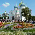 モスクワ市郊外のセルギエフポサードの教会広場の花壇です。　　　　　　・小春日の花壇の色の鮮やかに（和良）