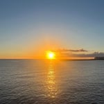 美浜アメリカンビレッジで見た落日は海を金色に染めていました。　　　　・金色の海に真夏の夕日落つ(和良)