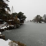 兼六園の霞ヶ池の岸辺にある内橋亭も薄氷に閉ざされていました。　　　　・薄氷に内橋亭も閉ざされて（和良）