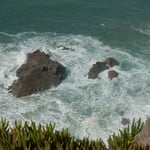 ユーラシア大陸西端のロカ岬には大西洋の波が押し寄せていました。　・ユーラシア大陸果てて冬の波（和良）