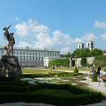 ザルツブルグのミラベル庭園です。映画のロケ地にもなりました。　　　　・散策し集合場所は片蔭と（和良）