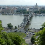 ブタペストのブタ側の丘からドナウ川に架かるくさり橋が見えました。　　・くさり橋渡れば緑燃ゆる丘（和良）