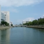 遊船は新町川を遡り、右手にあわぎんホールが見えてきました。　・手を振ってみたくなるもの遊船は（和良）