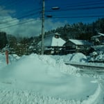 能登半島の輪島への山越えの道で見た雪の積もった藁屋です。　　　　　　・奥能登へ雪の山里抜けて行く（和良）