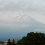 河口湖湖畔のホテルから見た午前4時40分の富士です。　　　　　　　　　　・暁の皐月富士見る旅の宿(和良)