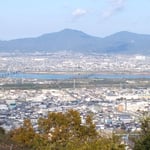 山頂のモラエスの像がある広場から吉野川平野を展望しました。　　・小春日のふるさとの川ゆったりと(和良)