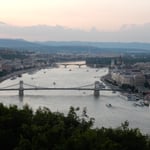 ハンガリーのブタペストではゲレルトの丘からドナウ川を見ました。　　　・暮れなずむドナウに夕焼始まりし（和良）