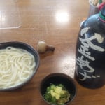 三好市にあるさぬきうどんの店は観光客で混み合っていました。　　・行楽の秋うどん屋の混み合ひて(和良)