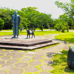 モラエス像がある広場で木にぶら下がっている毛虫を見ました。　　　　・風に舞ふ毛虫の糸の強さかな(和良)