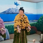 90年の歴史がある鴨島町の菊人形展には大勢の人が来ていました。　　　　・菊人形袴の檜葉のよく匂ふ（和良）