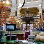 赤の広場のグム百貨店では西瓜とメロンを売っていました。　　　　　　　・西瓜売る赤の広場の百貨店（和良）