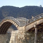 岩国の錦帯橋を渡りました。人影は少なく寒風に風花が舞っていました。 　・寒風の錦帯橋に容赦なし(和良)