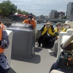 吟行する私達はマスクと救命胴着を着けて遊船に乗り込みました。　・赤ちゃんも手を振ってくれ遊船は(和良)