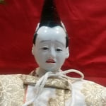 飾られた雛人形の中に泣きそうなお顔の雛人形がありました。　　　　　　・泣きそうなお顔の雛も飾られて（和良）