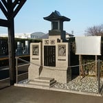 埼玉県越谷市の法光寺にできた写楽の墓は阿波の方角に向いていました。　・冬日濃し写楽の墓は阿波へ向き（和良）
