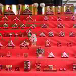 徳島城博物館の御殿庭を眺めるロビーにも雛が飾られていました。　・御殿庭眺めるロビー雛飾る（和良）