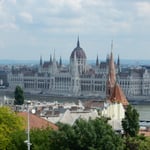 ブタペストのペスト側にある国会議事堂は街のシンボルになっています。　・議事堂はドナウの畔風薫る（和良）