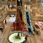 羽田空港の吹き抜けロビーには聖樹が飾られていました。　　　　　　　　　　・空港のロビーはやばや大聖樹（和良）