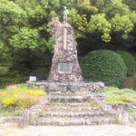 城址公園には昭和23年に建てられた子供平和記念塔があります。　　　・少年の像に秋の日やさしかり(和良)