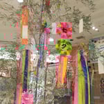 徳島駅前のアミコ専門店の吹き抜けロビーで見た七夕飾りです。　・吹き抜けのロビー七夕飾りされ(和良)