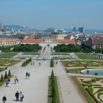 ベルベデーレ宮殿の庭園からはウィーンの森がはるかに見えました。　　　・噴水の四つも上がり庭静か（和良）