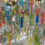 藍住町のショッピングモールで見た七夕飾りです。　　　　　　　　　　　・七夕の飾りに子らの夢はずむ（和良）