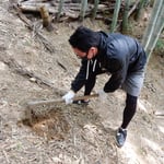 落ちた竹の葉が滑るので足元に気をつけて筍を掘りました。　・筍を掘る足滑らさぬように（和良）