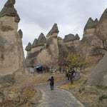 茸の形をしたカッパドキアの奇岩群です。見るほどに不思議な景色でした。  ・夕時雨奇岩の色を変へにけり （和良）