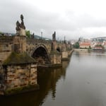 背景に王宮が見えるプラハのカレル橋です。下を子鴨が泳いでいました。　・中世の橋の下行く子鴨かな（和良）