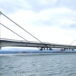 遊船は澪標を見ながら吉野川に架かるしらさぎ大橋に出ました。　　　　　・遊船の澪標見てゆっくりと(和良)