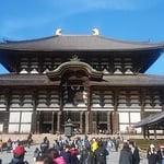 奈良東大寺の大仏殿です。たくさんの観光客が来ていました。　　　　　　　　　・冬晴れの大仏殿の高さかな（和良）