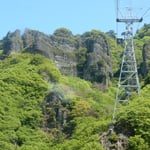 小豆島の寒霞渓の山頂駅から新緑の中をロープウエイで下りました。　・新緑の断崖の谷埋め尽くし(和良)