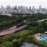 東京のホテルニューオータニ・ガーデンタワーからの眺望です。 　 　　　　　・東京は緑緑の都かな(和良)