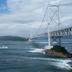 梅雨晴れの鳴門海峡です。潮が瀬戸内海に流れ込んでいました。　　　　　・梅雨晴れの鳴門の海の青さかな（和良）