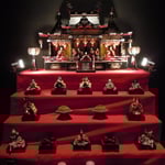 ホテルの日本料理店には雛が飾られていました。　　　　　　　　　　　　　　　　　　　　　　　　　　　　　　　　　　　　・雛飾る御殿飾りをまづ飾り(和良)