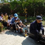 阿波市土成町ではミニslが走り-大勢の子供たちの歓声が上がりました。　・父も子も夢に乗りをり子供の日(和良)