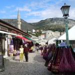 モスタルの商店街にはトルコの商品がたくさん並べられていました。　　　・冬日濃しこの町どこかトルコ風(和良)