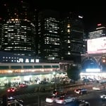 品川駅高輪口の夜景です。高層ビルに灯が点き綺麗でした。　　　　　　・温かみある明るさの冬灯（和良）