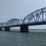 遊船は吉野川橋を潜って吉野川の河口へと向かっていきました。　　・慣れて来て立ち上がりし子遊船に(和良)