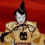 泣き出しそうな雛は三人いる仕丁の一人で泣き上戸と言われています。　　・仕丁なる雛の一人に泣き上戸（和良）