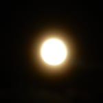 盆の月はゆっくりとふるさとの町を照らているように見えました。　　・ふるさとの町照らしをり盆の月(和良)